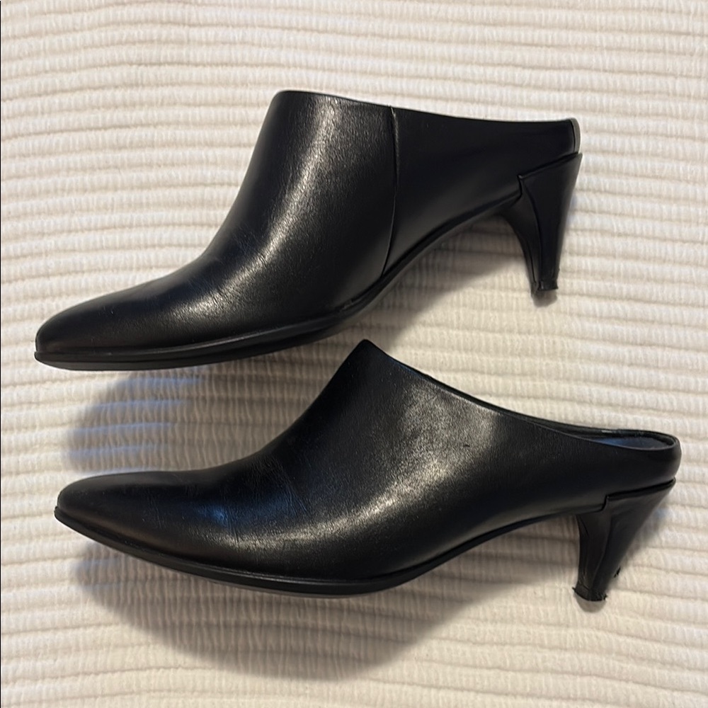 Ecco Black Mules Classic Leather Design
